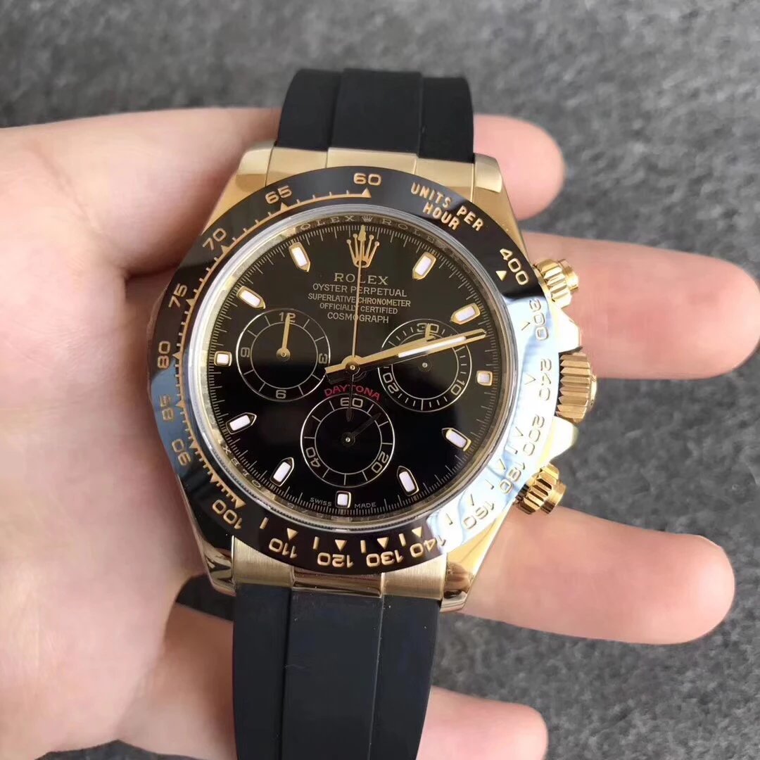 2 - Replica Rolex|Fake Rolex|the best rolex watch factory - Replica Rolex|Fake Rolex|the best rolex watch factory Gold Rolex Daytona watch with a black dial and black rubber strap held in hand.
